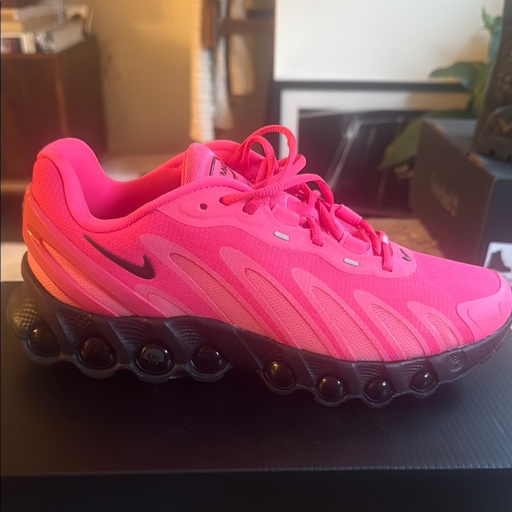 Nike Women's Pink Athletic Shoes